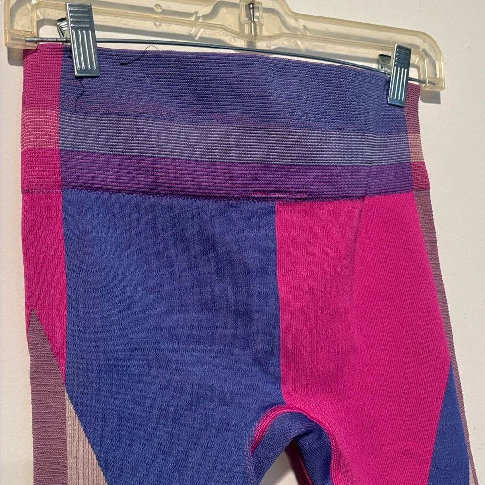 Nike Women's Icon Clash Seamless Training Bike Shorts in a size Medium